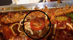 Zákazníčka si objednala plody mora. V jedle našla aj kondóm