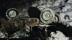 Tragické ráno na Orave. Nákladné auto sa v ťažkom teréne prevrátilo, o život prišli dvaja muži