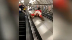 VIDEO: Opitý Brit sa rozhodol šmýkať po eskalátore. Narazený rozkrok bol iba začiatok