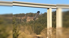 VIDEO: Hollywoodska akcia na Kysuciach. Kamión sa zrútil z mosta pri natáčaní napínavej scény