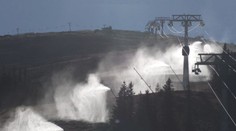 Lyžiarske strediská naplno rozbehli prípravu na sezónu. Viaceré chcú prilákať novinkami, ktoré zlepšia lyžovačku