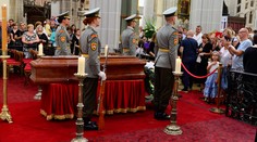 V Košiciach sa veriaci lúčili s kardinálom Tomkom, v dlhom rade čakali desiatky minút