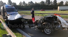 Neuveriteľná nehoda: Auto sa roztrhlo na dve časti, vodič vyviazol bez viditeľných zranení