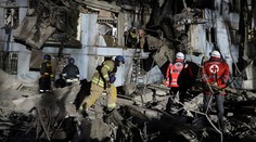 Rusi útočili na Záporožie. Raketa zasiahla bytovku, o život prišli traja ľudia