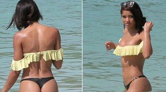 Bieberova ex na pláži. Na tango bikiny je jej zadok ako stvorený