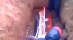 Hrôza na pohrebe: Hrobár sa potkol o rakvu, tá sa počas pádu do jamy otvorila