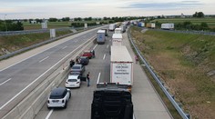 Na diaľničnom hraničnom priechode Jarovce - Kittsee sa v nedeľu podvečer tvorila kolóna