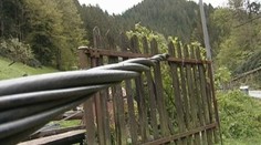 Mužovi padli elektrické káble priamo do záhrady