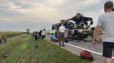 Polícia začala trestné stíhanie v súvislosti s tragickou nehodou autobusu a kamióna pri Drienovci