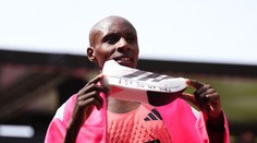 História je prepísaná. Sawe v Londýne zabehol maratón prvýkrát pod 2 hodiny