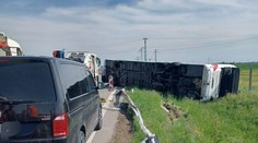 Vodiči, pozor. Na R1 neďaleko Trnavy sa prevrátil autobus
