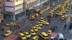 Taxikári blokujú Budapešť, žiadajú okamžite vypnúť Uber