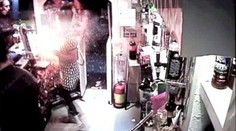 Elektronická cigareta takmer podpálila barmanku: Vybuchla jej pri tvári