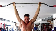 Bodybuilder (30) zavraždil oboch svojich rodičov. Všetko sa začalo obyčajnou prosbou