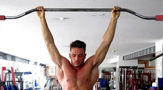 Bodybuilder (30) zavraždil oboch svojich rodičov. Všetko sa začalo obyčajnou prosbou