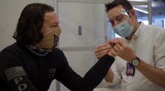 Niečo také sa lekárom podarilo prvýkrát v histórii. Mladíkovi transplantovali tvár aj ruky