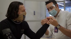 Niečo také sa lekárom podarilo prvýkrát v histórii. Mladíkovi transplantovali tvár aj ruky