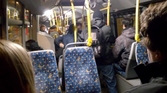 Prešovskí mladíci dobili muža v trolejbuse. Video a dôvod šokuje