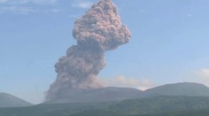 V Japonsku vybuchla sopka. Vychrlila obrovský mrak popola