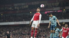 Rúca sa to ako domček z karát. Arsenal doma opäť stratil a nádeje na titul blednú