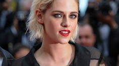 Také odvážne šaty by ste od hviezdy Twilightu nečakali