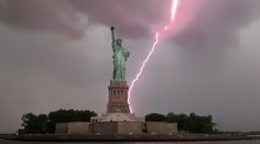 VIDEO: Ojedinelý úkaz. Majestátnu Sochu slobody zasiahla séria bleskov