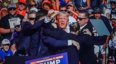 Expert na zbrane: Ak by chcel strelec zasiahnuť Trumpa zámerne do ucha, takmer určite by ho zabil