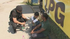 V opustenom kamióne na severozápade Líbye našli okolo stovky migrantov