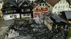 FOTO: Požiar zničil rakúsku obec zapísanú v zozname UNESCO