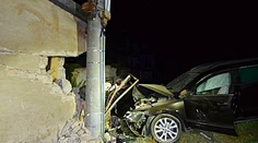 Tragický večer na juhu Slovenska. Vodička narazila do domu, zraneniam podľahla