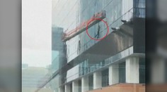 Umývači okien mali čo robiť, aby sa udržali na plošine, ktorú rozhýbal vietor