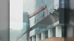 Umývači okien mali čo robiť, aby sa udržali na plošine, ktorú rozhýbal vietor