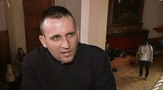 Mladý kňaz má u veriach veľký úspech. Rapuje o Bohu