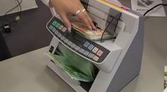 Úspory z druhého piliera si budú môcť vybrať prví ľudia. Analytik odporúča počkať