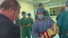 Žena (67) porodila zdravé dievčatko. Spolu s manželom sa stali terčom kritiky