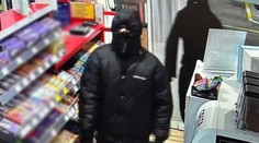 Prepad pumpy na Záhorí: Predavačku ohrozovali nožom dvaja muži. Polícia ich našla s borovičkou v ruke