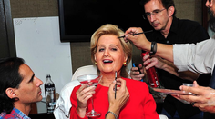 Neuveriteľná maska. V skutočnosti sa pozeráte na známu speváčku