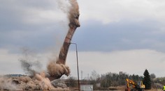 VIDEO: V Dubnici nad Váhom odpálili aj štvrtý komín. Išiel k zemi za desať sekúnd