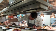 Turista sa sťažoval na jedlo v reštaurácii. Kuchár ho fyzicky napadol