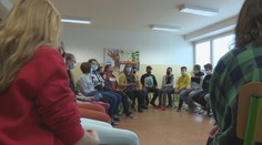 Po pol roku sa vo všetkých okresoch vrátili do lavíc ôsmaci a deviataci. Takýto bol prvý deň