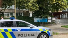 Explózia v laboratóriu Gymnázia v Prievidzi. Študentovi (18) poleptalo krk, okamžitý prevoz do nemocnice