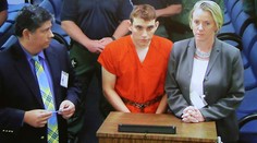 Cruz za šesť minút postrieľal deti, potom išiel na drink