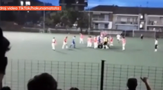 VIDEO: Zarážajúci incident v Taliansku. Rodič na futbalovom zápase brutálne napadol chlapca