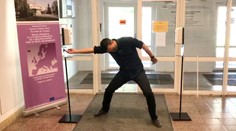 VIDEO: Nastav uško a nasaď si rúško! Učiteľ z košického gymnázia poučil žiakov chytľavým rapom