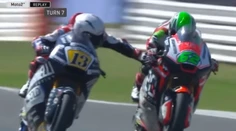 Jazdca Moto2 Fenatiho vyhodili z tímu. Jeho hlúpy skrat ohrozil život konkurenta