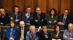 Kráľovná Alžbeta II. prerušila najdlhšiu schôdzu parlamentu od 18. storočia