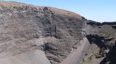 Turista spadol do krátera činnej sopky Vezuv. Robil si selfie fotografiu