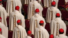 Odhalené zákulisie konkláve: Kardinálov čaká prísne kontrolovaný jedálniček, nesmú mať pri sebe žiadnu elektroniku