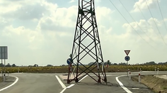 Na Slovensku je asi všetko možné: Na novej ceste prekáža obrovský stožiar