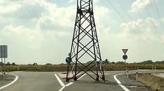 Na Slovensku je asi všetko možné: Na novej ceste prekáža obrovský stožiar